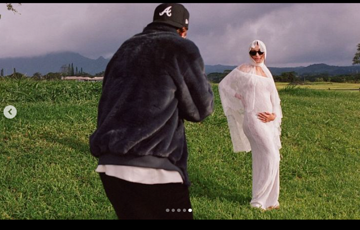 Hailey Bieber oznámila, že s manželom spevákom Justinom Bieberom očakávajú prvého potomka
