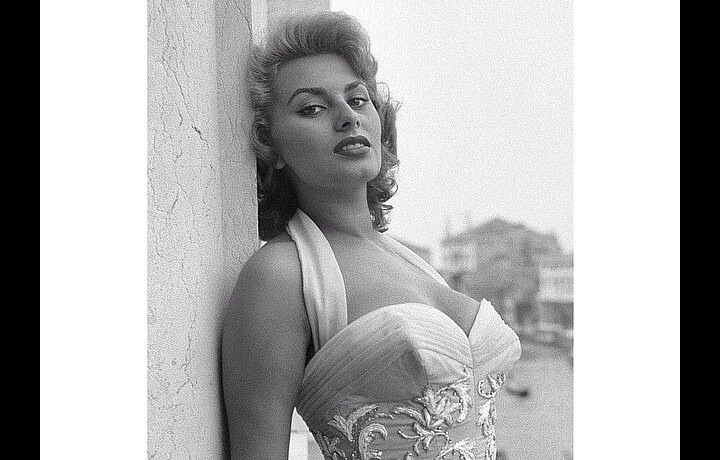 Sophia Loren na černobílém snímku