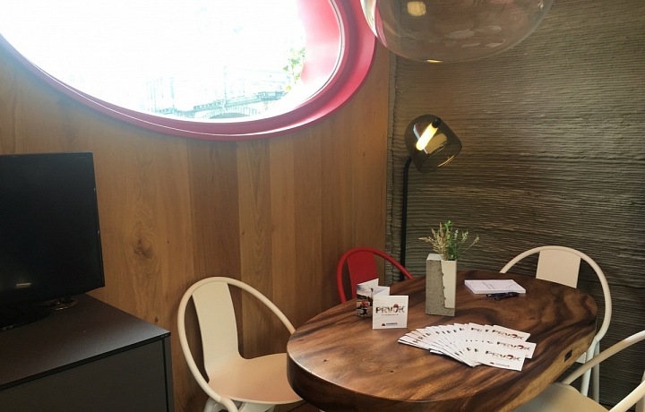 Stůl je z tropického dřeva. 