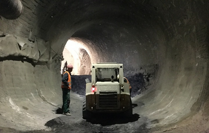 V podzemí pracují se stroji dělníci. 