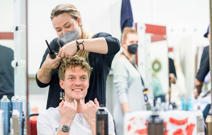 Tomáš v maskérně. 