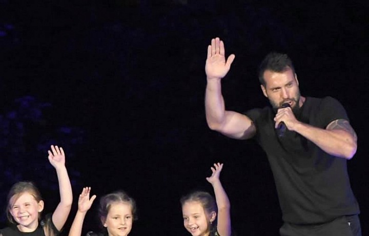 Děti a Václav Noid Bárta na přehlídce Beaty Rajské