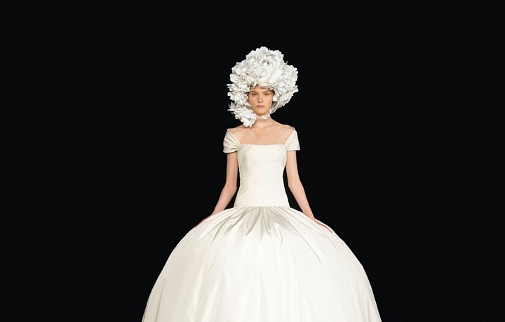 Žena v bílých šatech Valentino