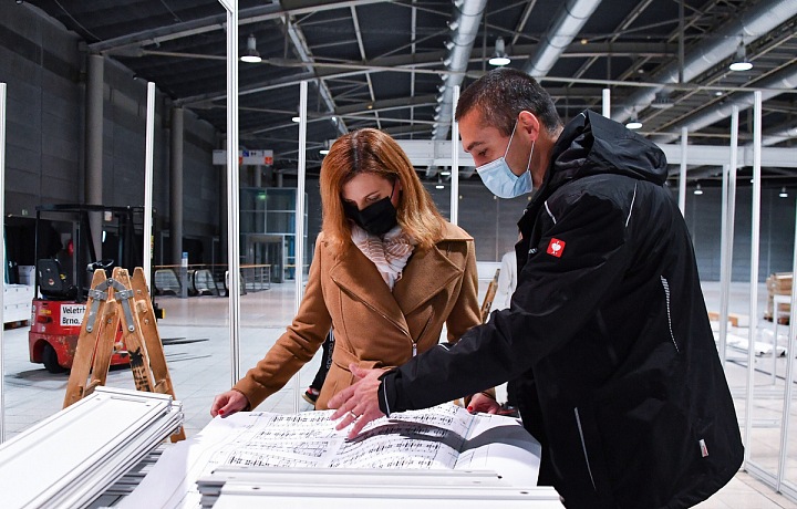 Primátorka při zahájení stavby záložní nemocnice. 