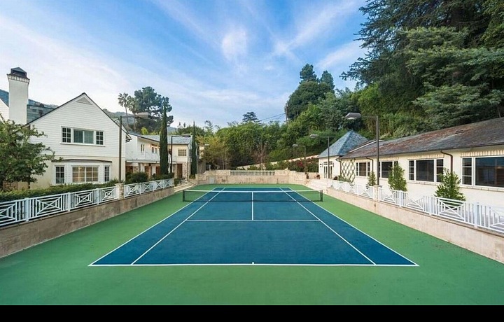 Venkovní tenisový kurt