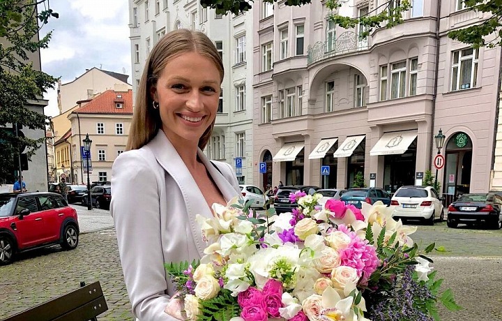 Veronika s květinou. 