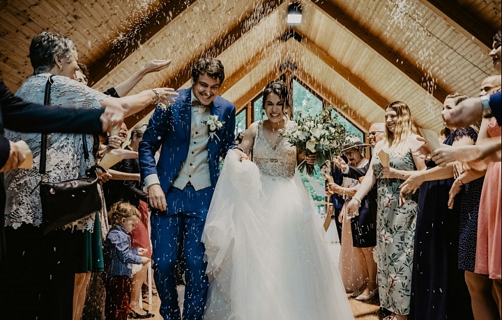 Hodenie ryže je jedna z tradícií vo Švédsku