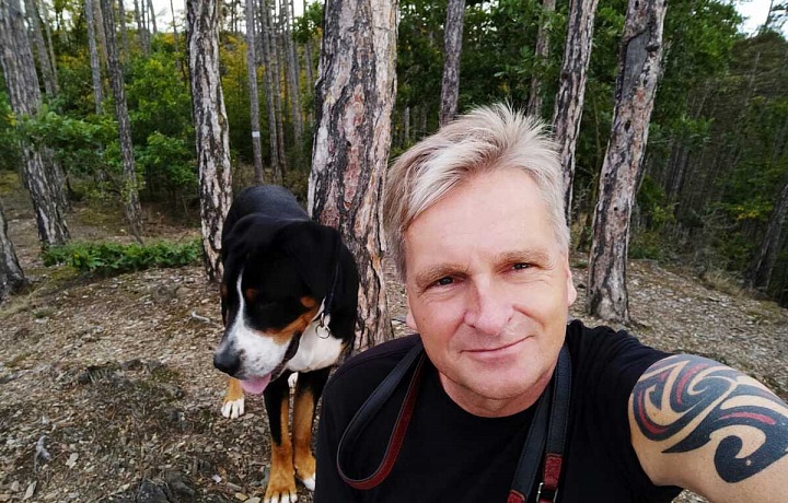 Vlček se svým psem. 