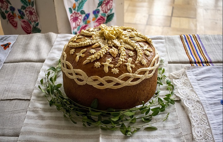 Chlieb Korovai má na ukrajinských svadbách dôležitú symboliku
