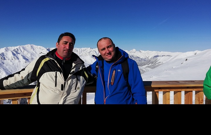 S bratrem na lyžích v Rakousku. 