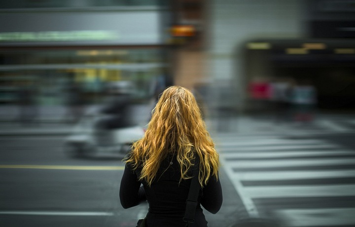 Žena na přechodu pro chodce