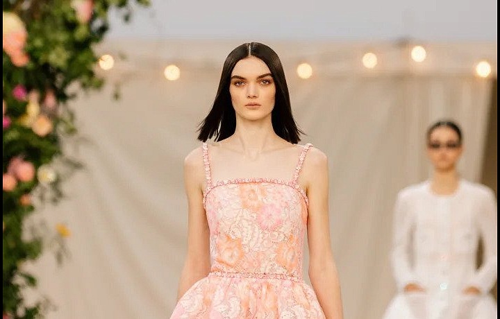 Žena na přehlídce Chanel haute couture Spring 2021