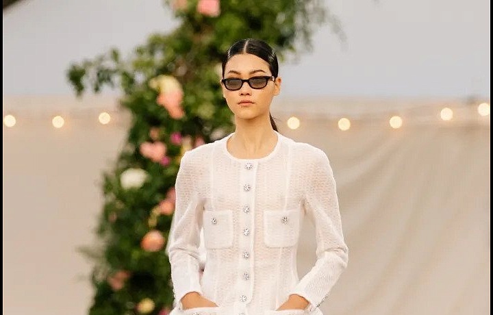 Žena na přehlídce Chanel haute couture Spring 2021