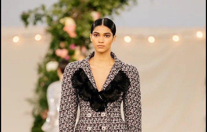 Žena na přehlídce Chanel haute couture Spring 2021