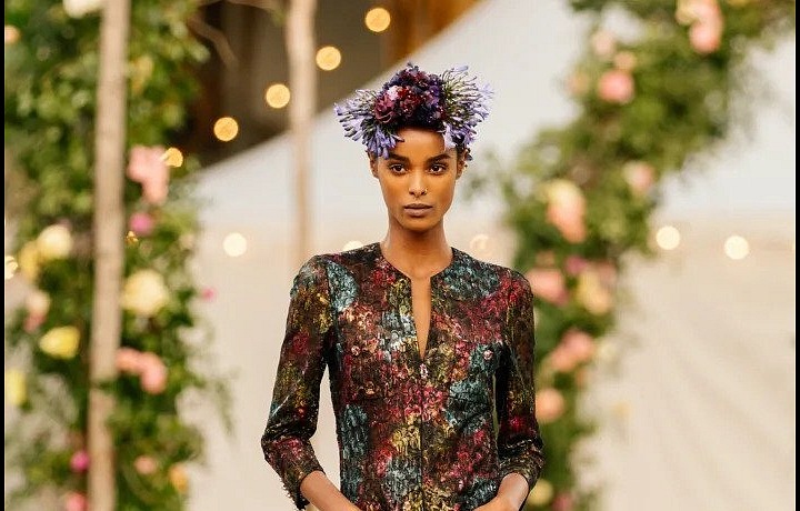Žena na přehlídce Chanel haute couture Spring 2021