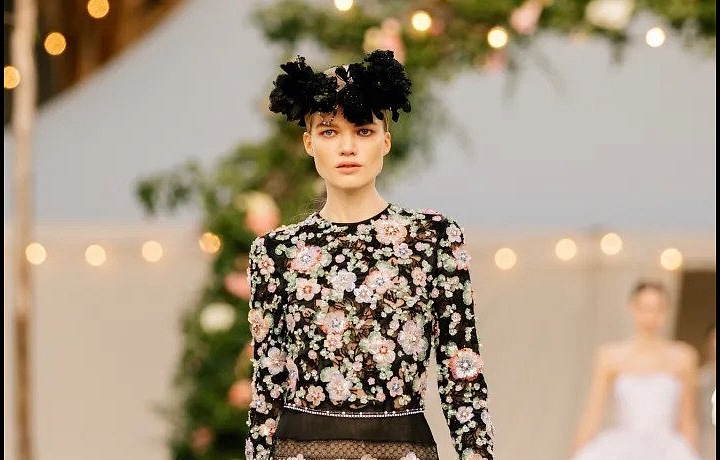 Žena na přehlídce Chanel haute couture Spring 2021
