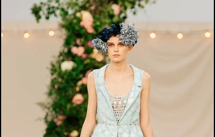 Žena na přehlídce Chanel haute couture Spring 2021