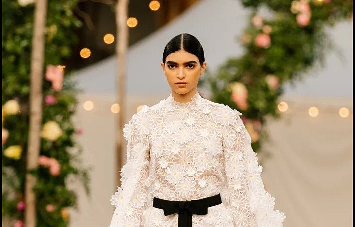 Žena na přehlídce Chanel haute couture Spring 2021