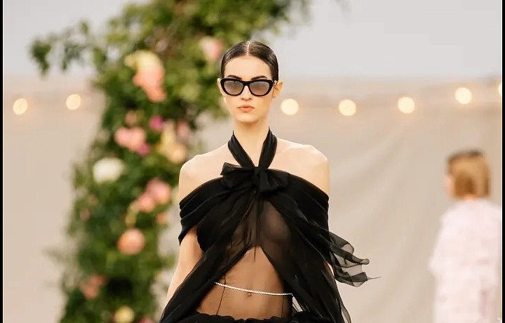 Žena na přehlídce Chanel haute couture Spring 2021