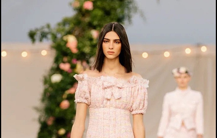 Žena na přehlídce Chanel haute couture Spring 2021