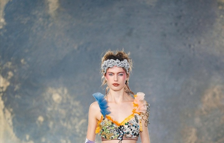 Žena na přehlídce Viktor & Rolf couture SS2021.