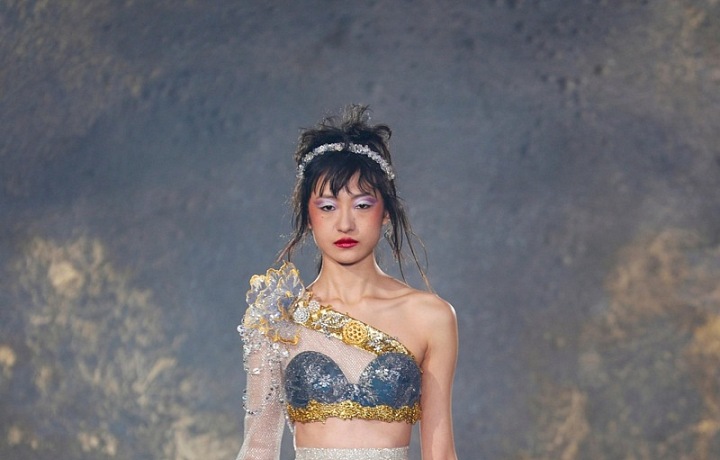 Žena na přehlídce Viktor & Rolf couture SS2021.