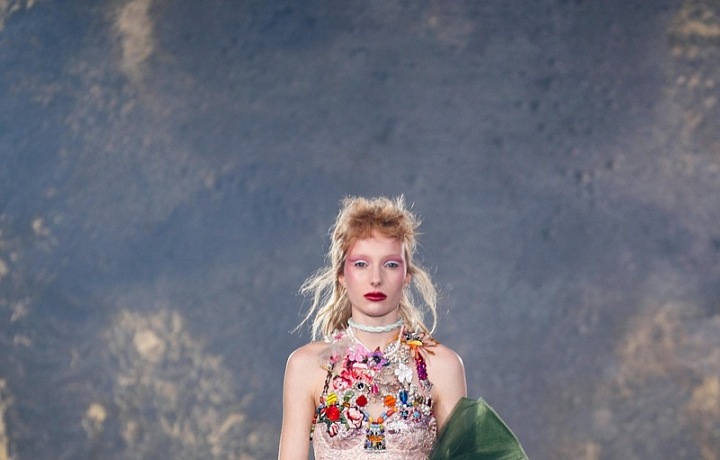 Žena na přehlídce Viktor & Rolf couture SS2021.