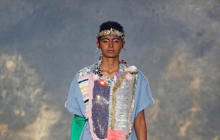 Žena na přehlídce Viktor & Rolf couture SS2021.