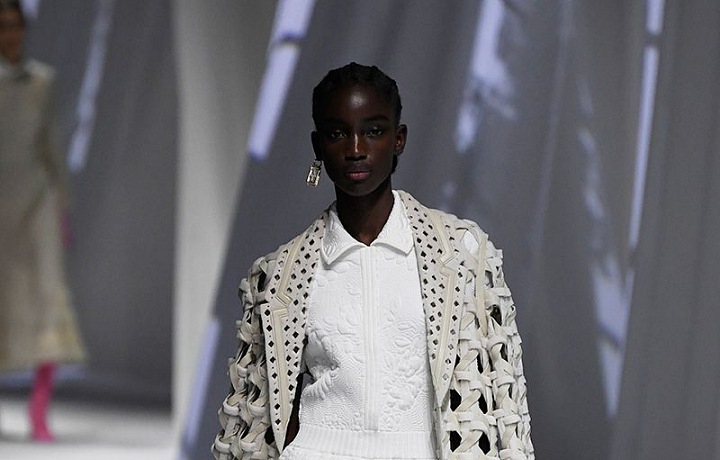 Žena v trenčkotu Fendi SS2021