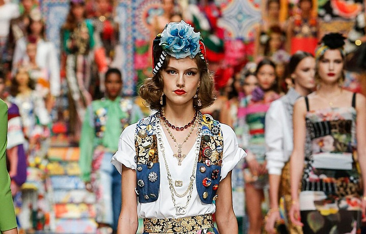 Žena v barevném modelu Dolce Gabbana SS2021