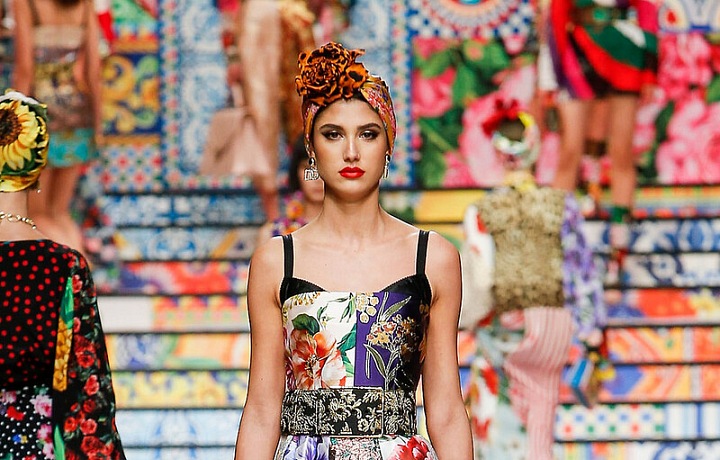 Žena v barevném modelu Dolce Gabbana SS2021