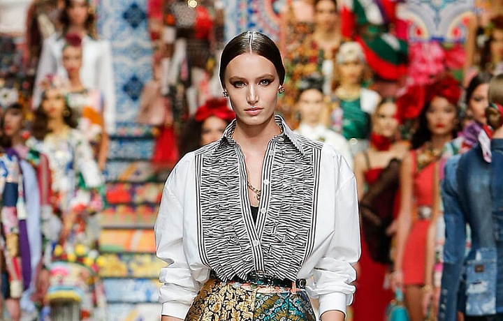 Žena v barevném modelu Dolce Gabbana SS2021