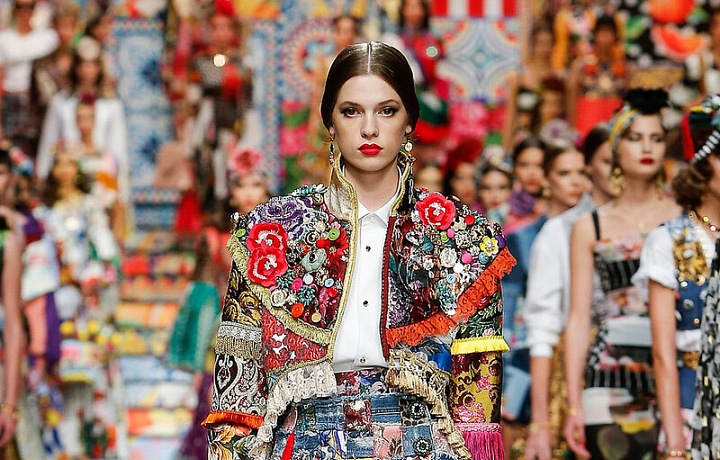 Žena v barevném modelu Dolce Gabbana SS2021