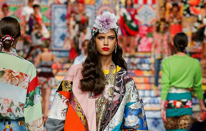 Žena v barevném modelu Dolce Gabbana SS2021