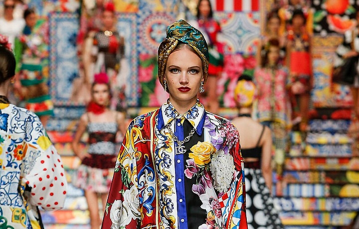 Žena v barevném modelu Dolce Gabbana SS2021