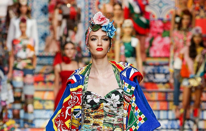 Žena v barevném modelu Dolce Gabbana SS2021