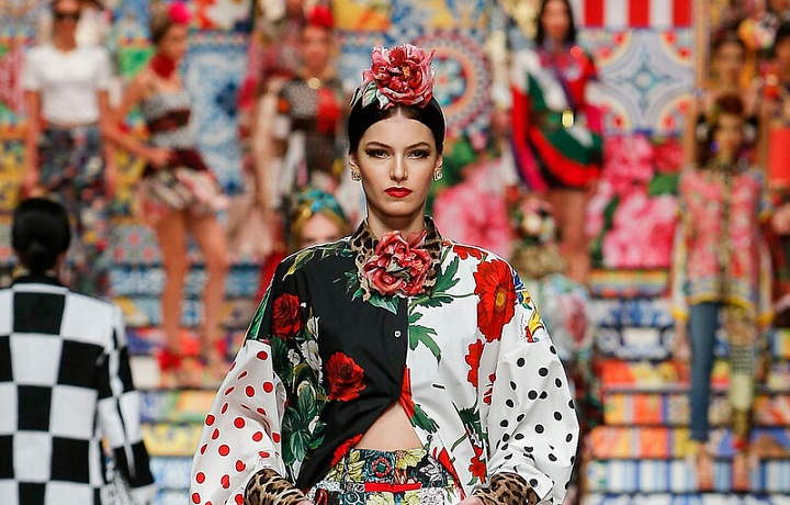 Žena v barevném modelu Dolce Gabbana SS2021