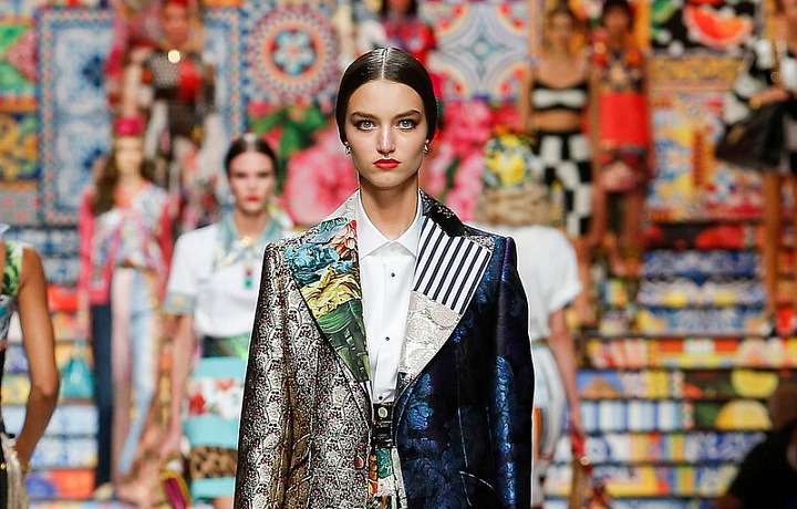 Žena v barevném modelu Dolce Gabbana SS2021