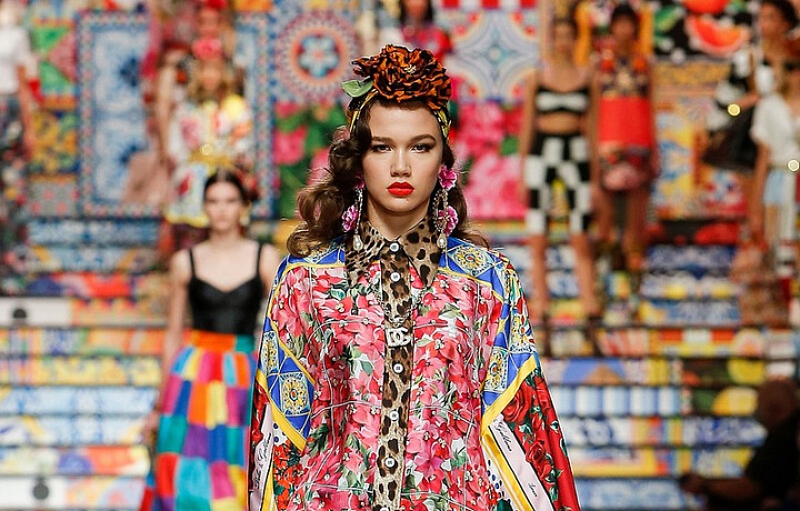 Žena v barevném modelu Dolce Gabbana SS2021