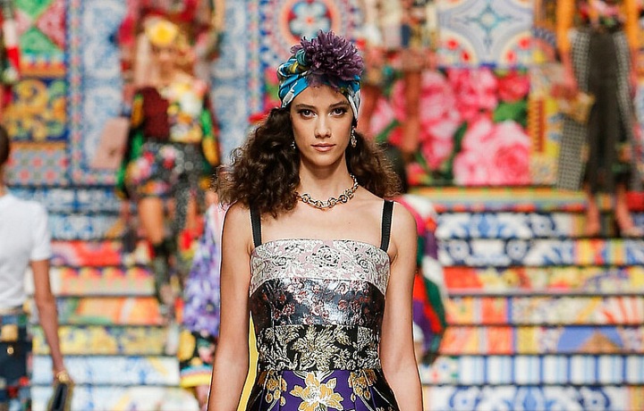 Žena v barevném modelu Dolce Gabbana SS2021