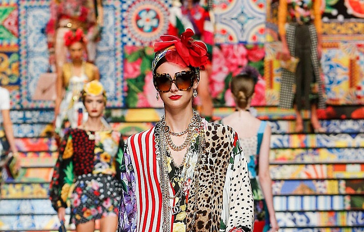 Žena v barevném modelu Dolce Gabbana SS2021