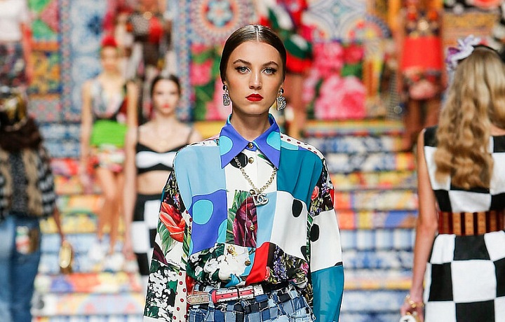 Žena v barevném modelu Dolce Gabbana SS2021