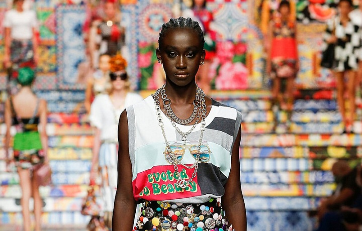 Žena v barevném modelu Dolce Gabbana SS2021