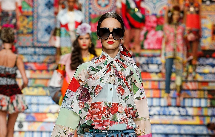 Žena v barevném modelu Dolce Gabbana SS2021