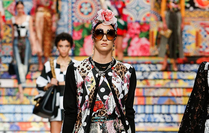 Žena v barevném modelu Dolce Gabbana SS2021