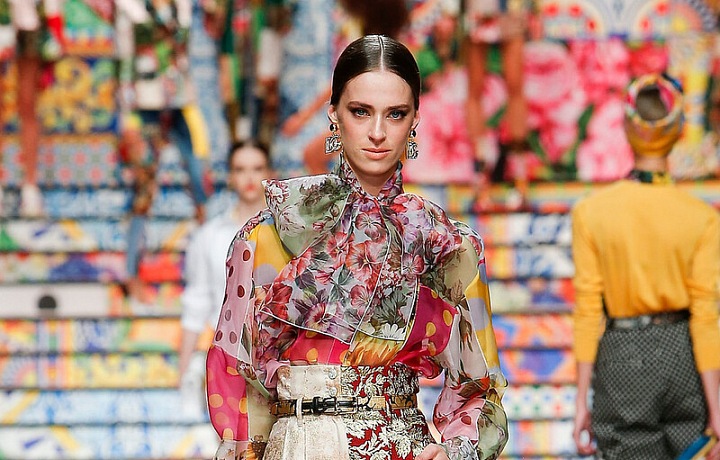 Žena v barevném modelu Dolce Gabbana SS2021