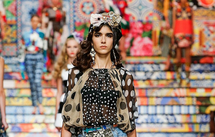 Žena v barevném modelu Dolce Gabbana SS2021