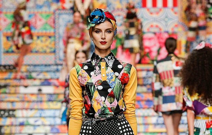 Žena v barevném modelu Dolce Gabbana SS2021