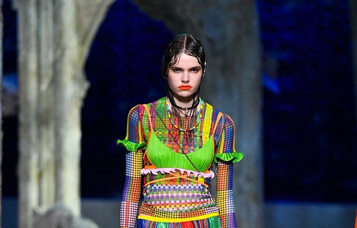 Žena v barevném modelu Versace SS2021