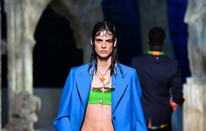Žena v barevném modelu Versace SS2021
